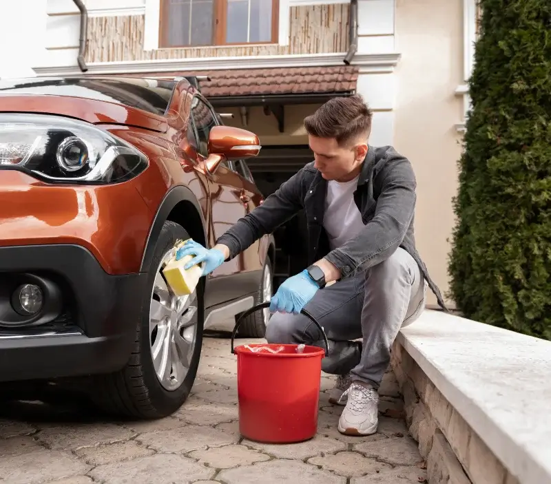 Lavage auto à domicile Trentels : professionnel intervenant sur un véhicule